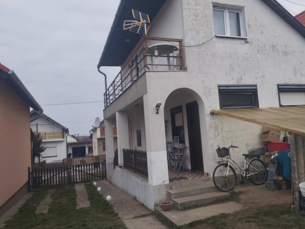 Balatonhoz közel termálfürdő mellett ház eladó