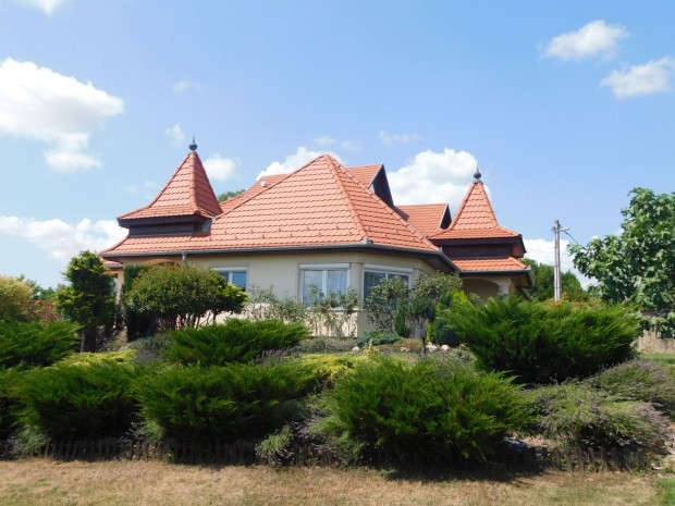 Balatoni panor�m�s, n�v�s, csal�di h�z elad� Cserszegtomajon