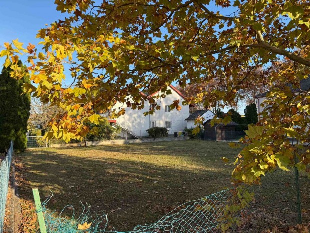 Balatoni panor�m�s belter�leti �p�t�si telek k�zvetlen v�zparti