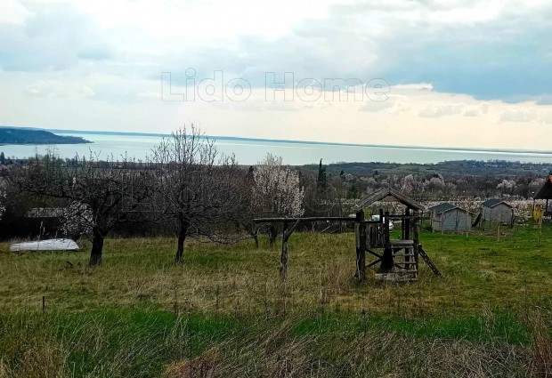 Balatoni panor�m�s telek Alm�diban!