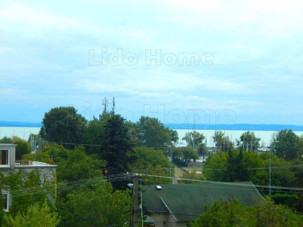 Balatoni rszpanorms feljtott 2 szintes nyaral Alsrsn elad