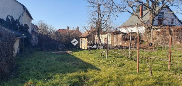 Balatonkenesei 60 nm-es h�z elad�