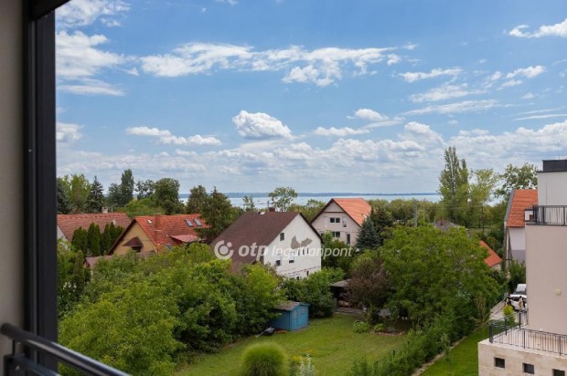 Balatonkenesei elad� 71 nm-es lak�s