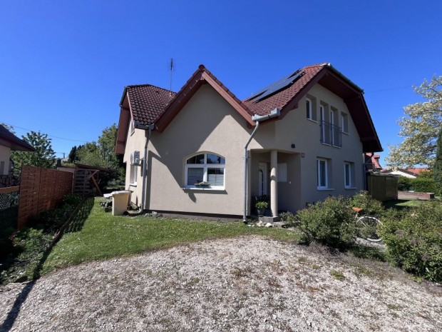 Balatonkeresztúr, Balatonhoz közel, 180 m2-es, családi ház, 7 szobás