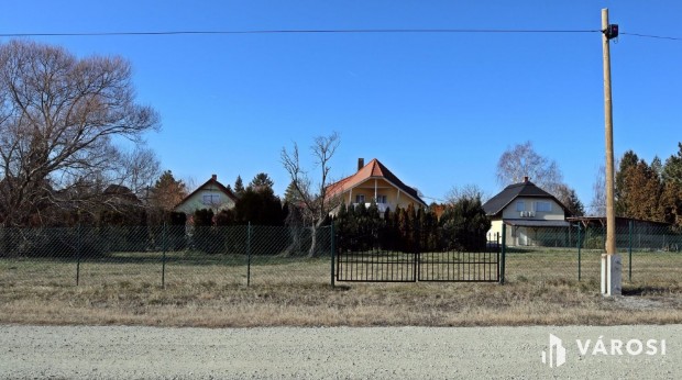 Balatonkereszt�ron �p�t�si telek!