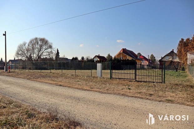 Balatonkereszt�ron k�zm�ves�tett �p�t�si telek