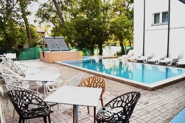 Balatonlelle k�zpontj�ban kiv�l� adotts�g� I. emeleti 88 m2-es lak�s!