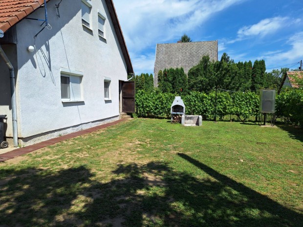 Balatonlellén 3 szobás 2 fürdőszobás nyaraló eladó