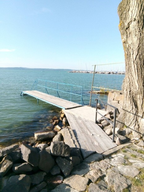 Balatonlell�n Zeng� utca 3. F�ldszinti V�zparti Nyaral� Elad�