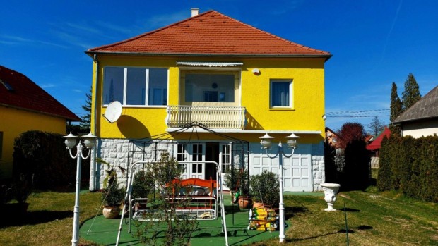 Balatonm�riaf�rd�n csal�di h�z elad�