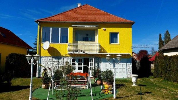 Balatonm�riaf�rd�n csal�di h�z elad�