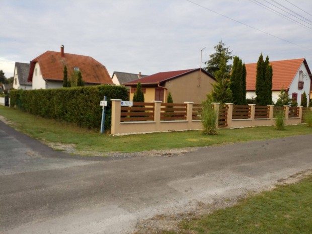 Balatonmáriafürdőn eladó teljes körűen felújított, kertes nyaraló