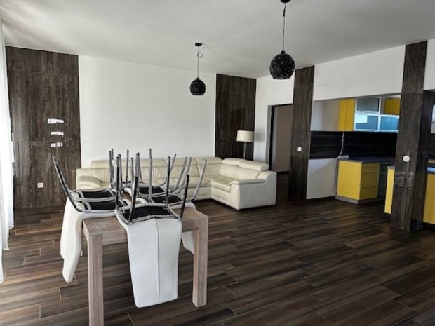 Balatonszabadi �j ikerh�zf�l