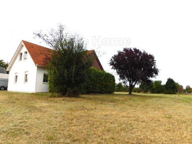 Balatont�l 14 km re M�ty�sdombon 2 szintes csal�di h�z elad�