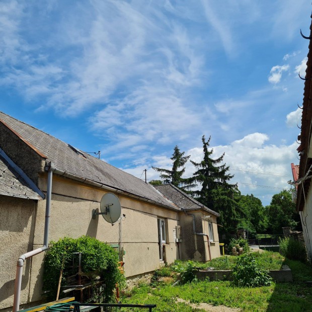 Balatont�l 6 km-re Szentantalf�n csal�di h�z elad�