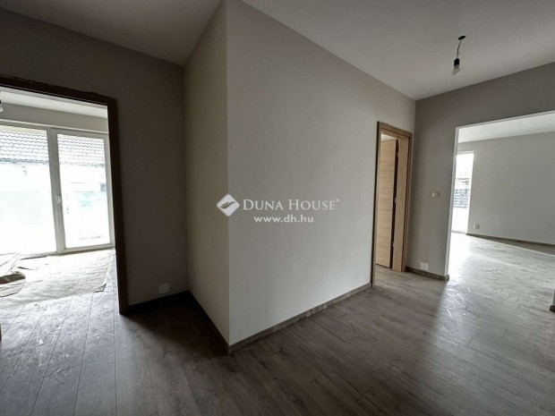 Balatonvil�gosi elad� 130 nm-es h�z