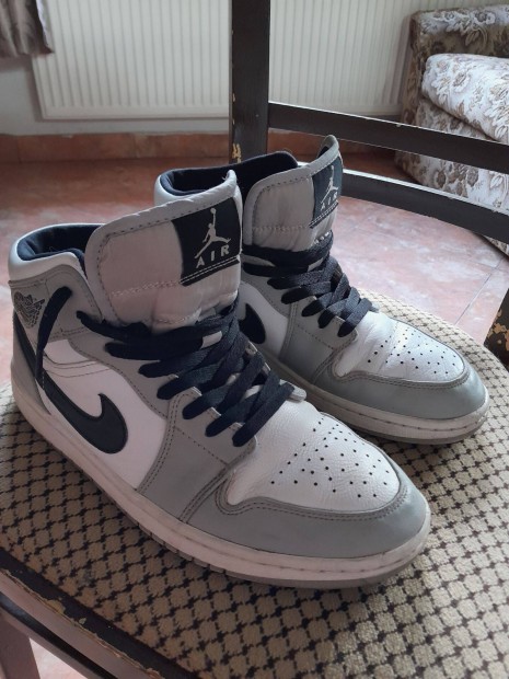 Balazs kicks Jordan 1 mid