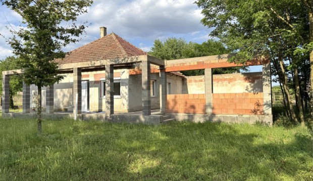 Balkány-Görénypusztán Pályázható vendégház-tanya eladó