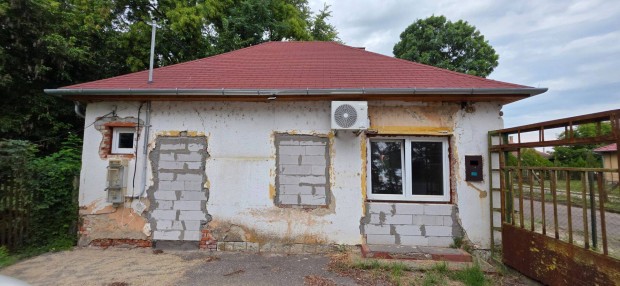 Balk�nyban f� �t mellett �zlethelyis�g elad�