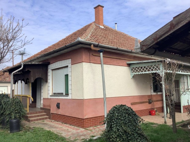 Balmaz�jv�ros telep�l�sen 3 szob�s csal�di h�z elad�