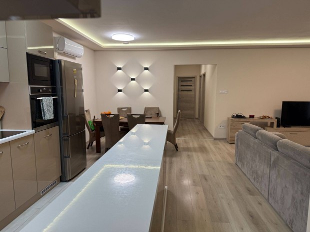 Balmaz�jv�ros v�rosk�zpontban Elad� 2021-es �p�t�s� z�ld h�z!!!!