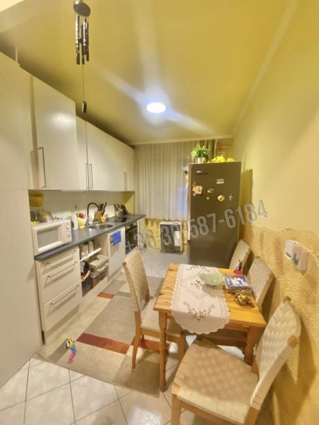 Balmaz�jv�roson a belv�rosban, 2 szob�s fel�j�tott lak�s elad� 44_beho