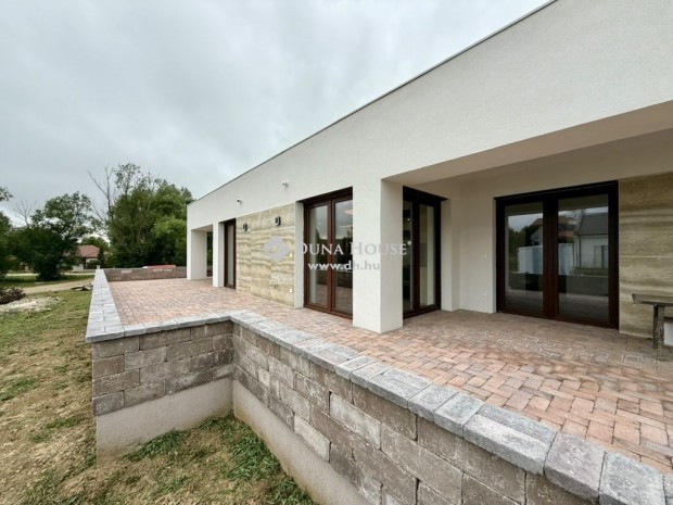 Bándi 161 nm-es ház kiadó