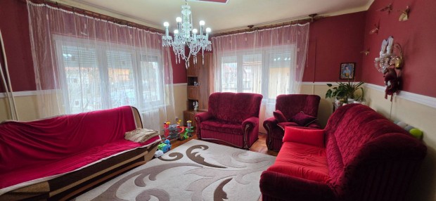 Baracs csal�di h�z elad�