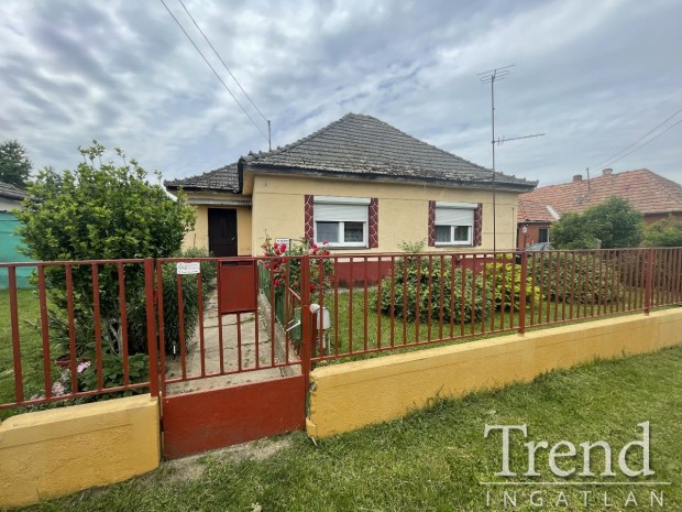 Baracs egyik csendes utc�j�ban k�t szob�s csal�di h�z elad�!