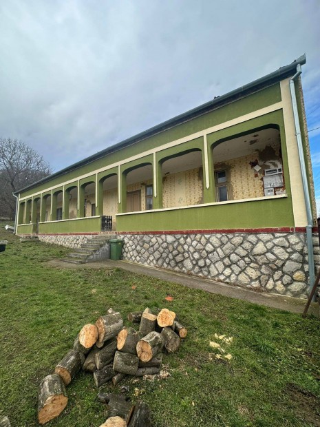 Baranyajen�n autentikus paraszth�z elad�