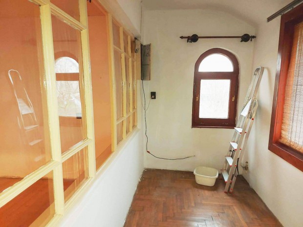 Bar�ts�gos, kedves kis h�z elad� El�sz�ll�son!