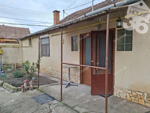 Bar�ts�gos, k�tszob�s k�ls� h�zr�sz, csendes udvarral!