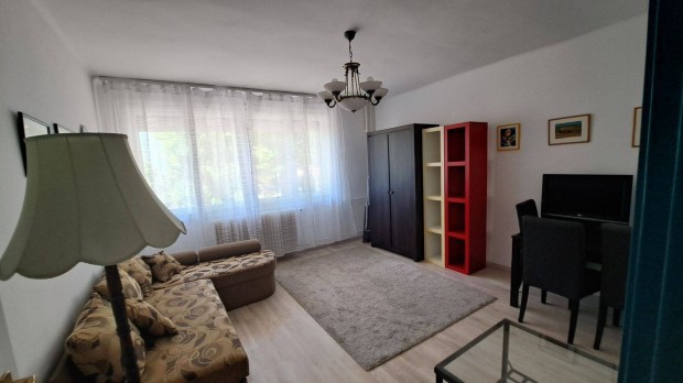 Bar�ts�gos lak�s kiad� a p�csi belv�rosban