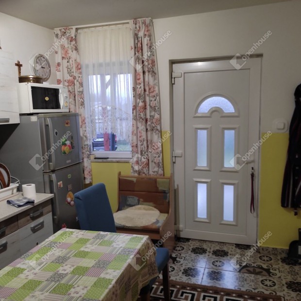 Bar�ts�gos telep�l�s csendes utc�j�ban fel�j�tott h�zik� elad�!