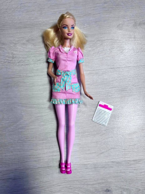 Barbie llatorvos baba