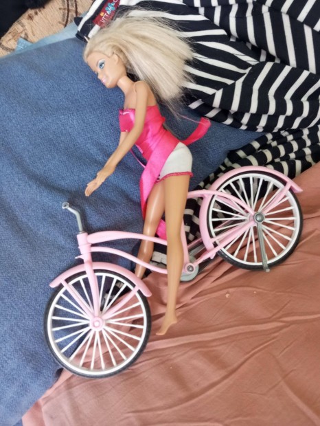 Barbie baba biciklivel elad Az igazi a Mattel tl