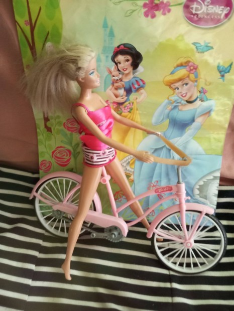 Barbie baba biciklivel elad. Az igazi a Mattel tl