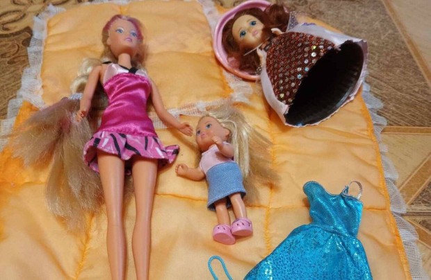 Barbie baba egy gyermek barbie-val s egy muffin babval