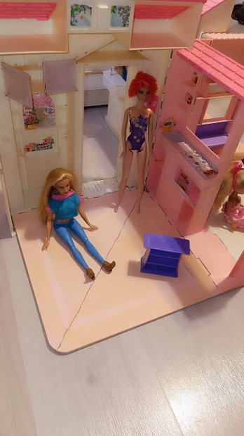 Barbie hz btorokkal ajndk barbi babkkal