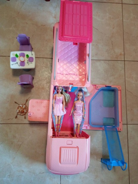 Barbie lakkocsi felszerelve babval (59x22x33)