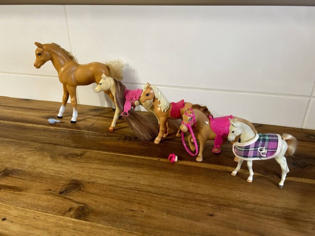 Barbie l, csik, lovak
