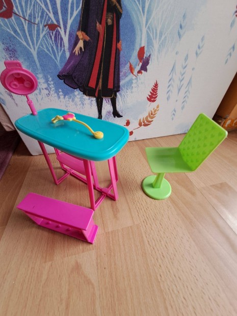 Barbie orvosi rendeloje: orvosi asztal, szekrny, szk, sztetszko