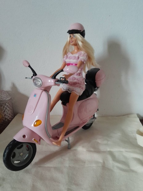Barbie robog Barbie motor Barbie motorral 