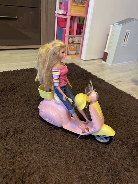 Barbie robogó ajándék babával
