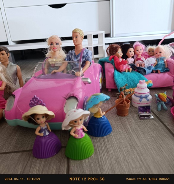 Barbie szett baba, aut, kellkek, pnik , kanap egyben elad