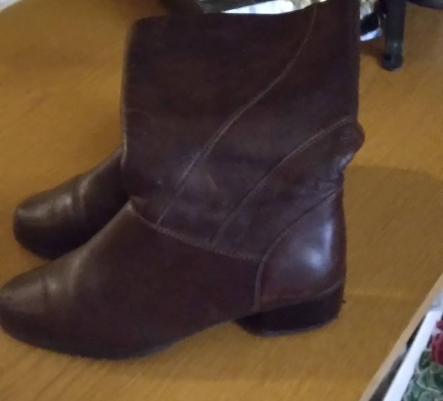 Barna csizma elad�