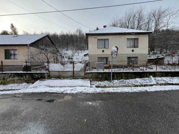 B�rna elad� k�tszintes csal�di h�z