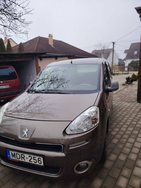 Barna met�l haszn�lt Peugeot aut�