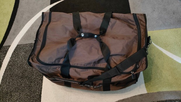 Barna táska vállpánttal sport, utazás, tároláshoz eladó Méret: 60x30