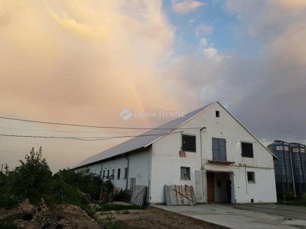 Barofitelep, 2 �p�let 2700m2, 4 hekt�r ter�leten